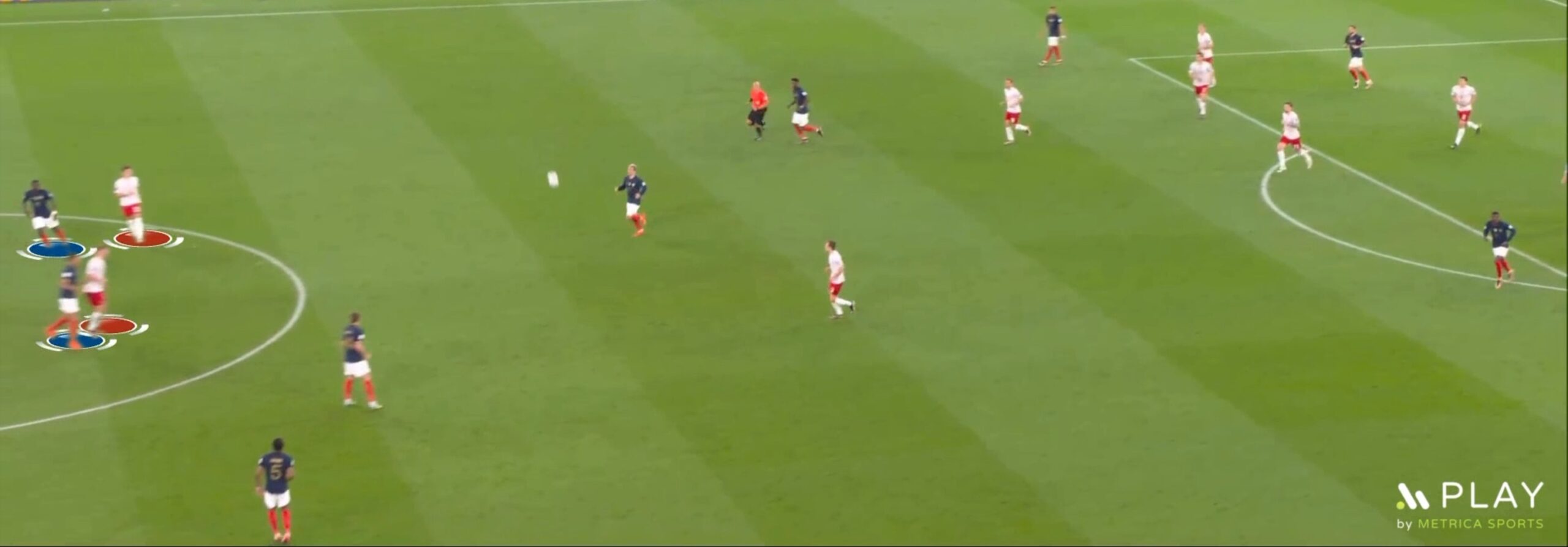 フランスのチームがワールドカップで得点を祝っています。