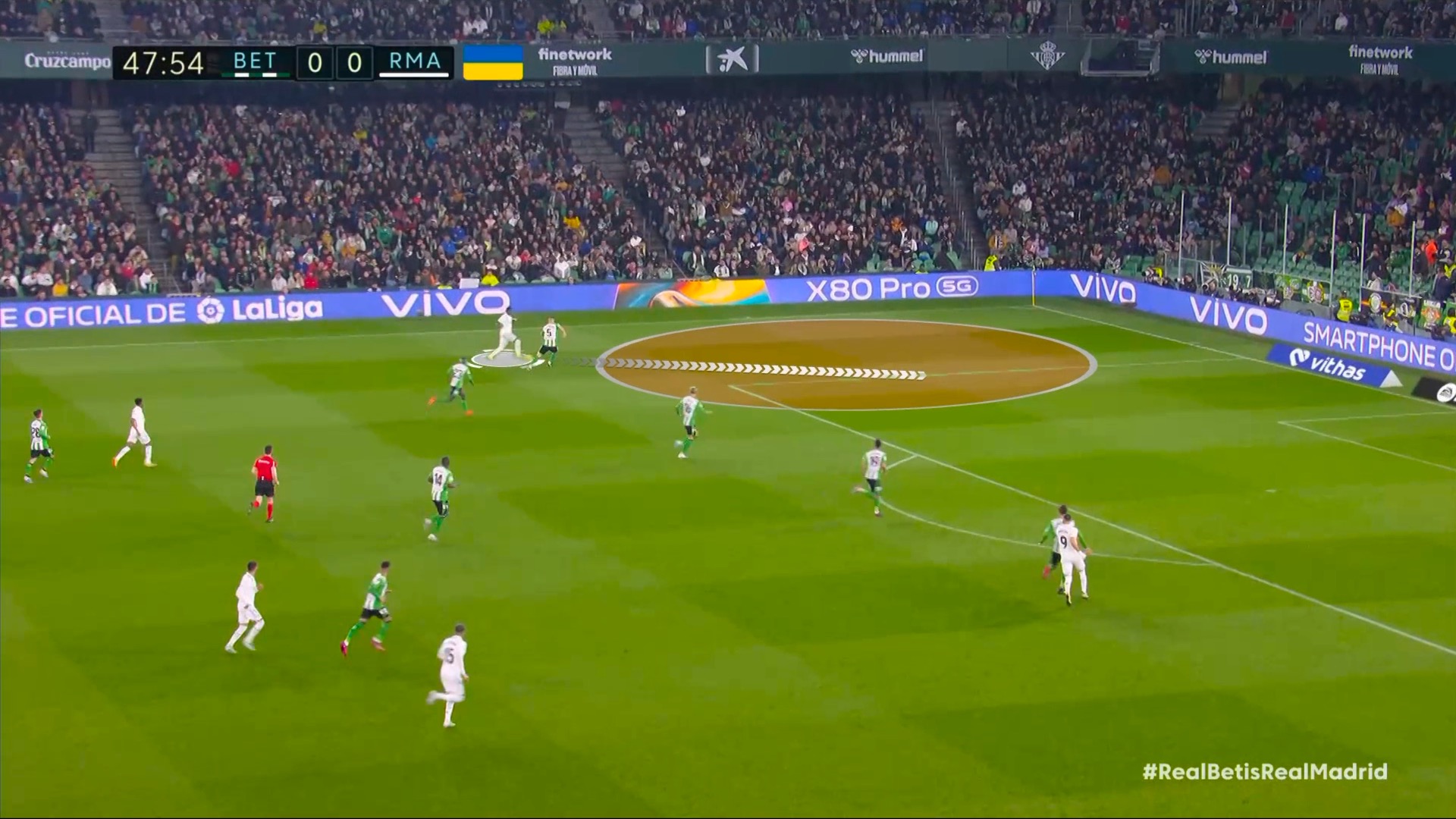 Vinicius Jr. detects there is no coverage and makes a perfectly executed long touch and accelerates past his direct opponent.