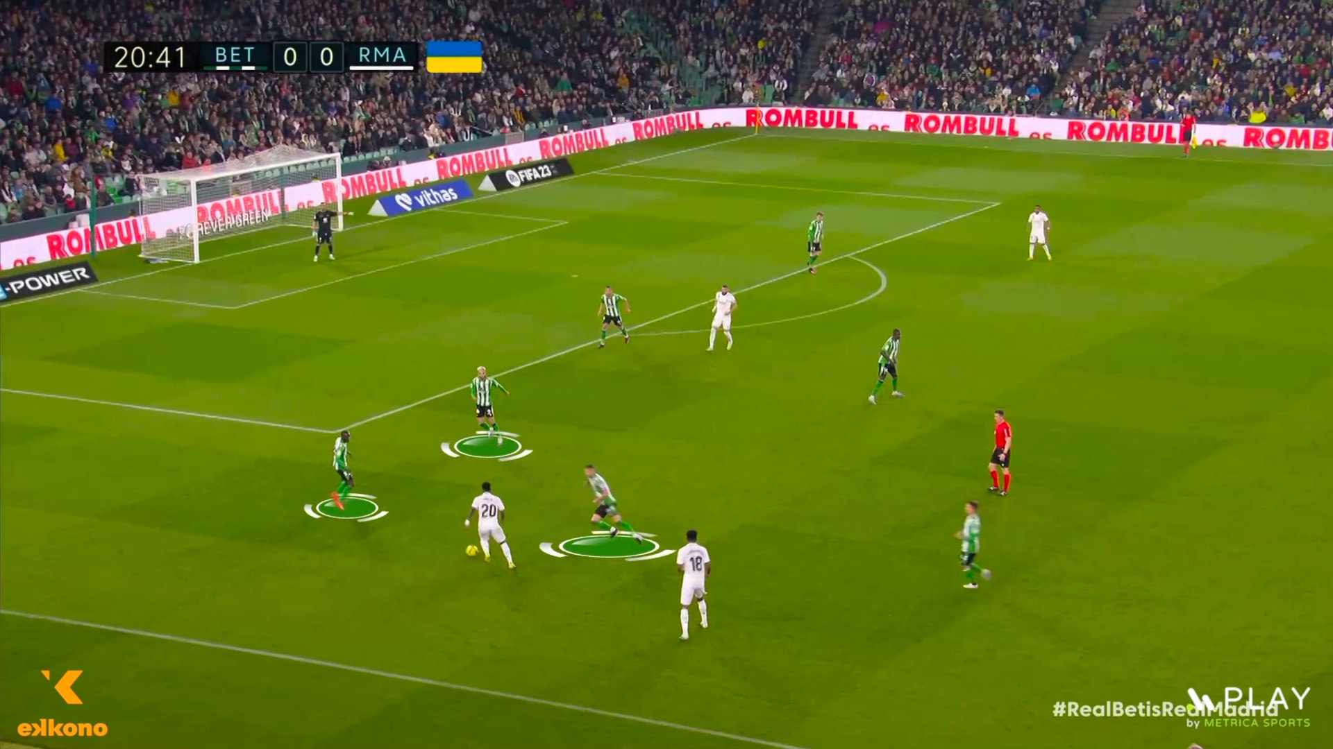 Vinicius Jr. attracts up to three defenders before switching the ball to the other side and allowing his teammates to finish the action in advantage.