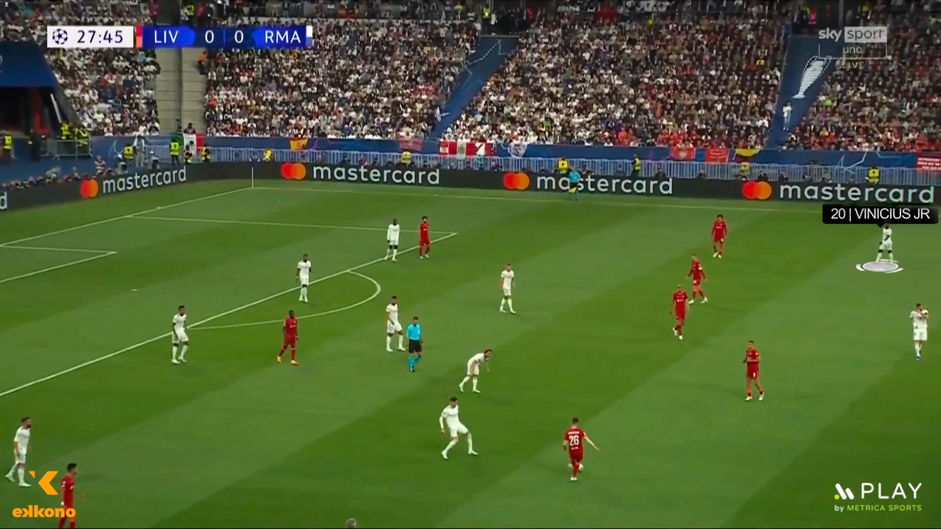 Vinicius stays in a high position, behind the opponent's full back to be ready to start the offensive transition