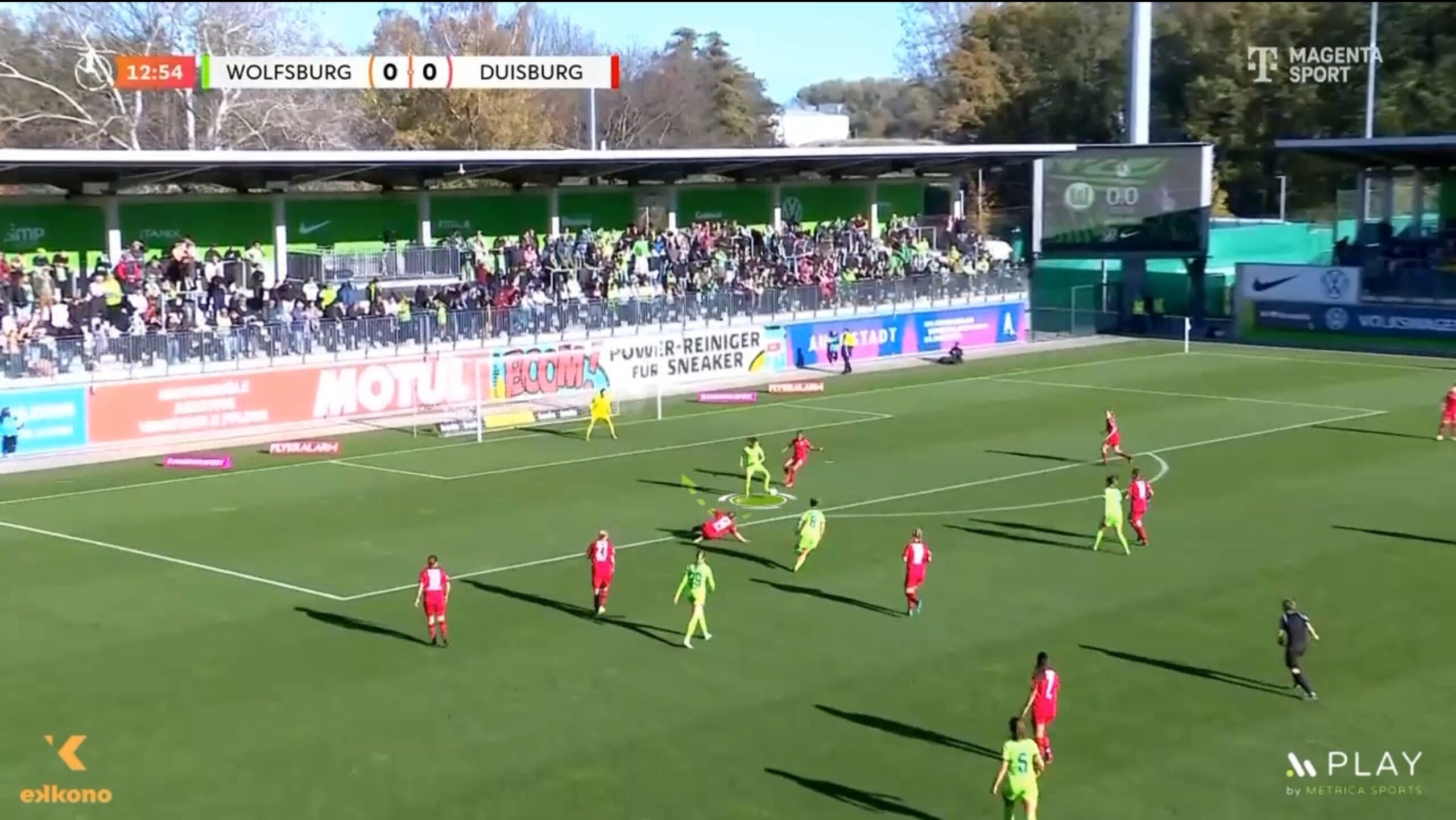 In this other example, she receives the ball facing backwards and is able to complete a dribbling that allows her to finish the action.