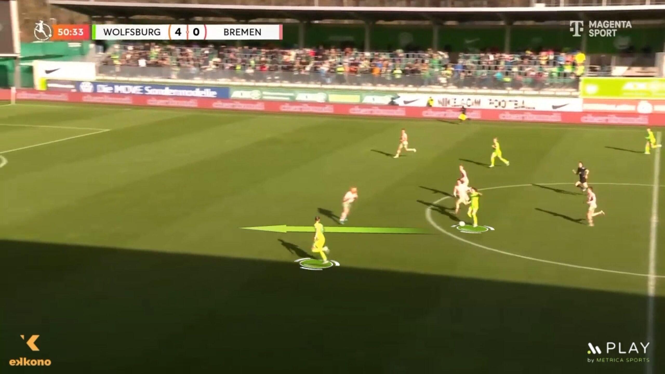 Pajor is able to understand the best timing to pass the ball, providing the maximum advantage to their teammates, as in this example where Popp (#11) can face the goalkeeper in a 1-on-1 situation.